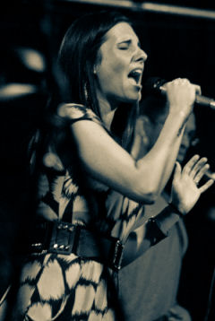 Lelica on vocals